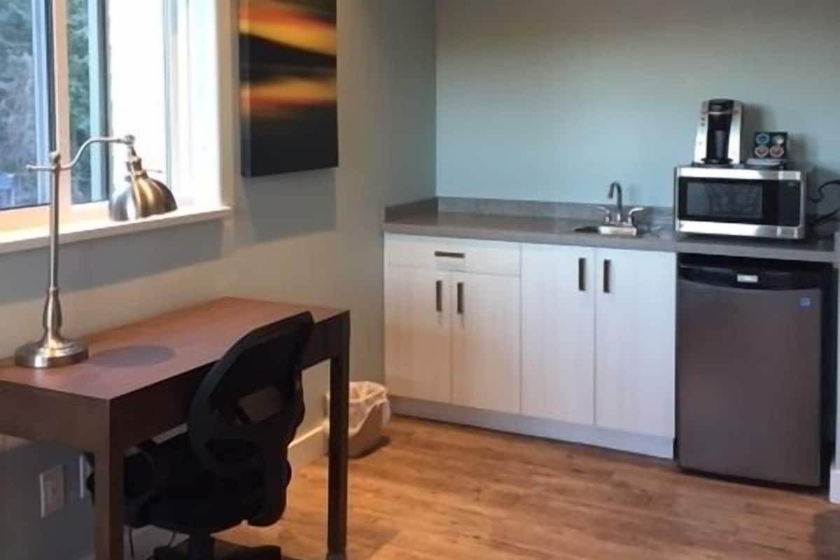 Habitación, 1 cama de matrimonio | Zona de estar | Una televisión de pantalla plana