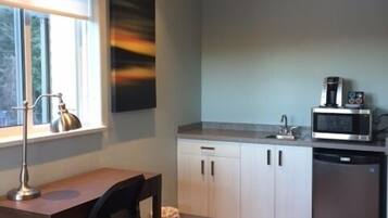 Room, 1 Queen Bed | Living area | Flat-screen TV