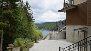 Terrace/patio - Pender Harbour Hotel (Madeira Park)