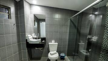 Quarto básico | Banheiro | Chuveiro
