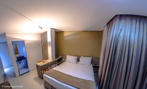 Deluxe kamer | Een minibar, verduisterende gordijnen, gratis wifi