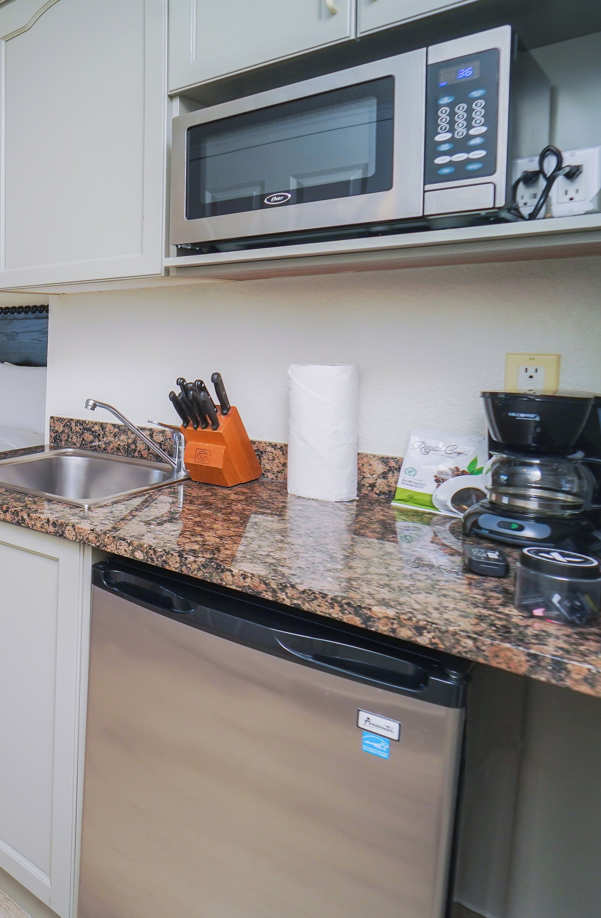 microwave, coffee/tea maker