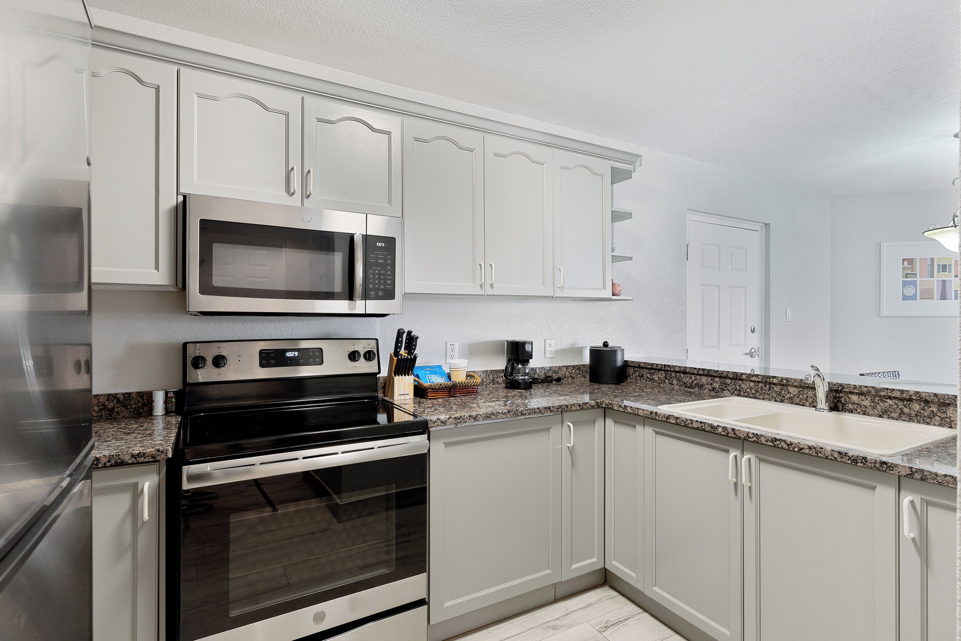 microwave, coffee/tea maker