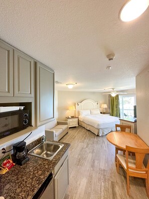 Studio One Queen Bed - Island View | 1 多间卧室、客房内保险箱、熨斗/熨衣板、婴儿床