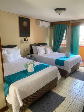 Habitación básica | Tabla de planchar con plancha y ropa de cama