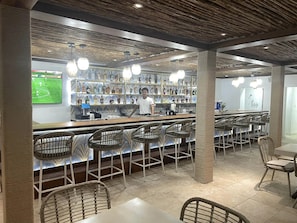Bar (on property) - Spindrift Hotel (San Pedro)