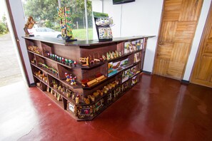 Gift shop - Arenal Volcano Lake Hotel (Arenal)