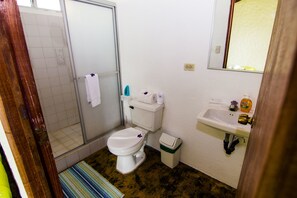 Chuveiro, produtos de toalete grátis, toalhas de banho 