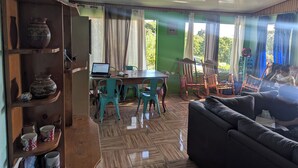 Mini-fridge, cookware/dishes/utensils - Sleepers Sleep Cheaper Hostel (Monteverde)
