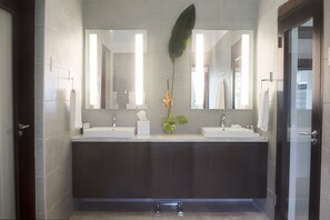 Luxury-Villa, 4 Schlafzimmer, eigener Pool, Meerblick | Badezimmer | Kostenlose Toilettenartikel, Haartrockner, Bademäntel, Hausschuhe