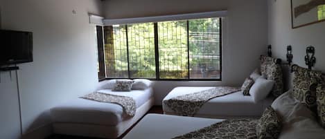 Chambre Triple | Minibar, fer et planche à repasser, Wi-Fi gratuit, draps fournis