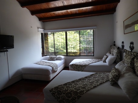 Minibar, tabla de planchar con plancha, wifi gratis y ropa de cama . Hotel Mizare I