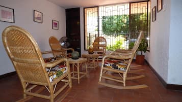 Télévision LCD de 32 pouces avec chaînes par satellite, télévision