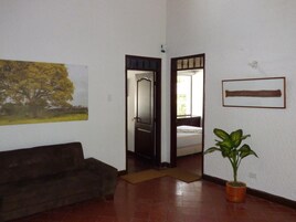 32-英寸液晶电视 （配备卫星频道）、电视