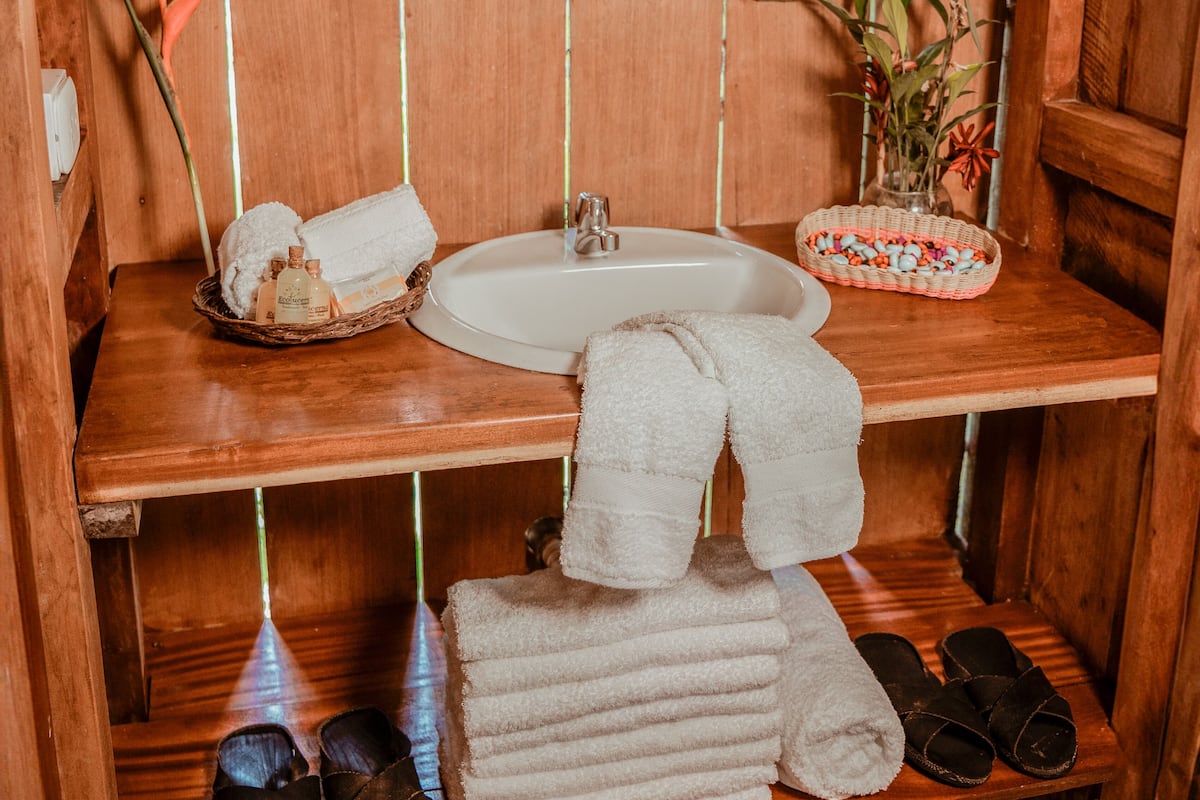 Een douche, een regendouche, gratis toiletartikelen, handdoeken
