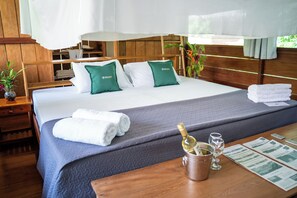 Roba de llit d'alta qualitat, cobrellits i caixa forta a l'habitació 