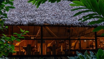 Se sirven desayunos, comidas, cenas y cocina local con vista al jardín