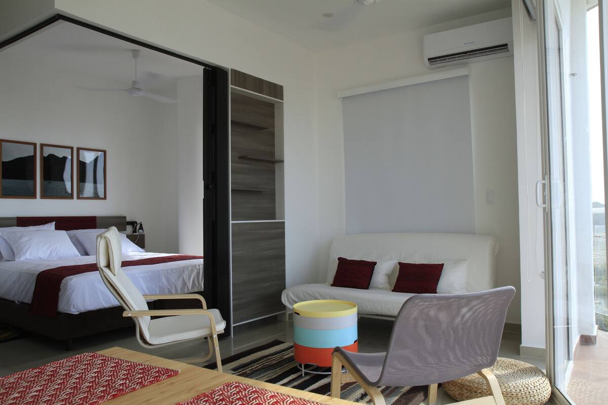 Family Apartment, 2 Bedrooms, 2 Bathrooms, Ocean View (JL) | Zona de estar | Televisión LED de 40 pulgadas con canales por cable, una televisión
