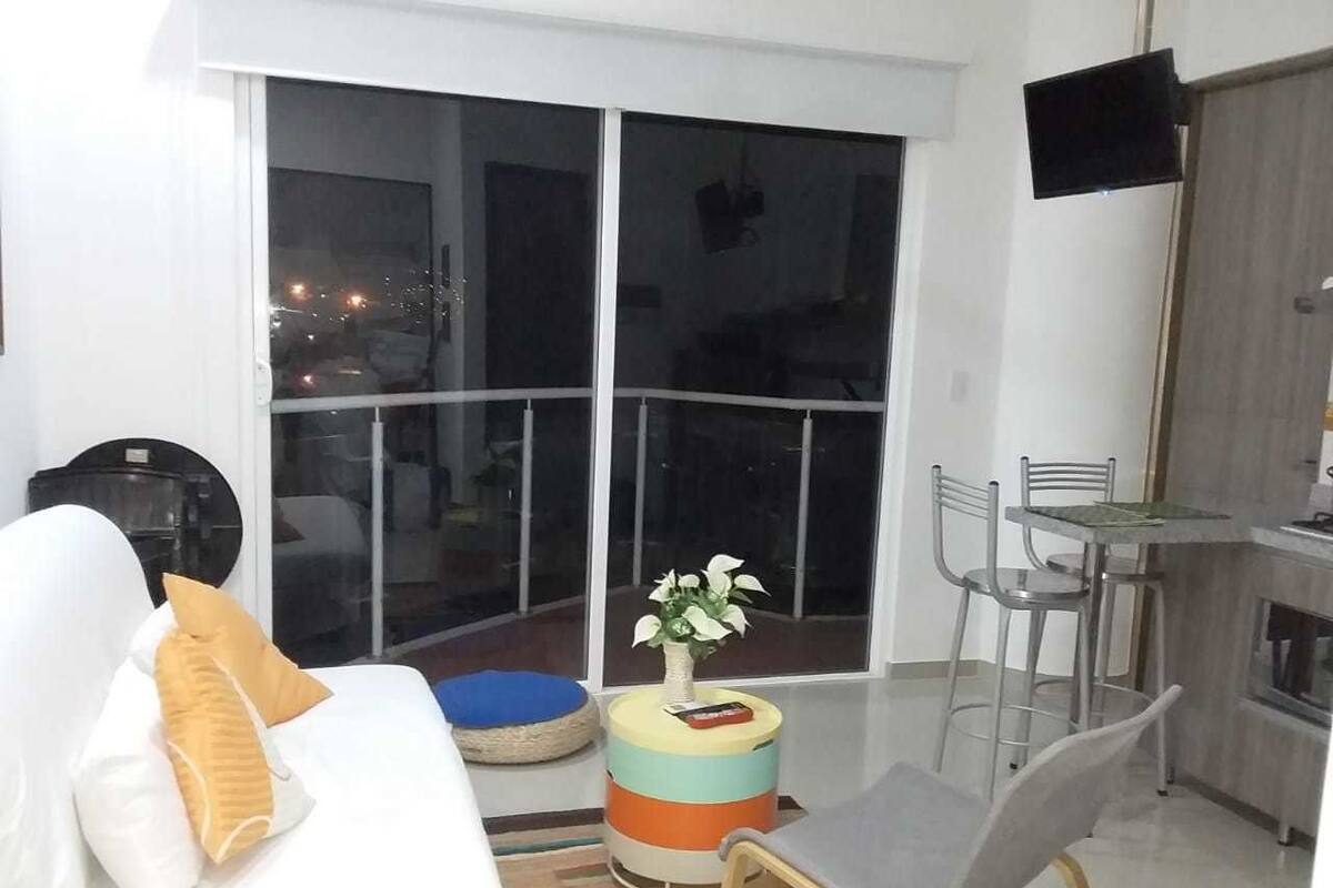 Family Apartment, 1 Bedroom, 2 Bathrooms, Mountain View (YV) | Sala de estar | Televisión LED de 40 pulgadas con canales por cable, una televisión