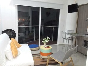 Family Apartment, 1 Bedroom, 2 Bathrooms, Mountain View (YV) | 客廳 | 40 吋LED 電視連有線電視頻道、電視