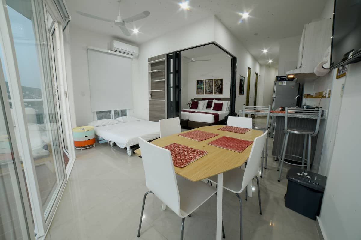 Family Apartment, 2 Bedrooms, 2 Bathrooms, Ocean View (LV) | Zona de estar | Televisión LED de 40 pulgadas con canales por cable, una televisión