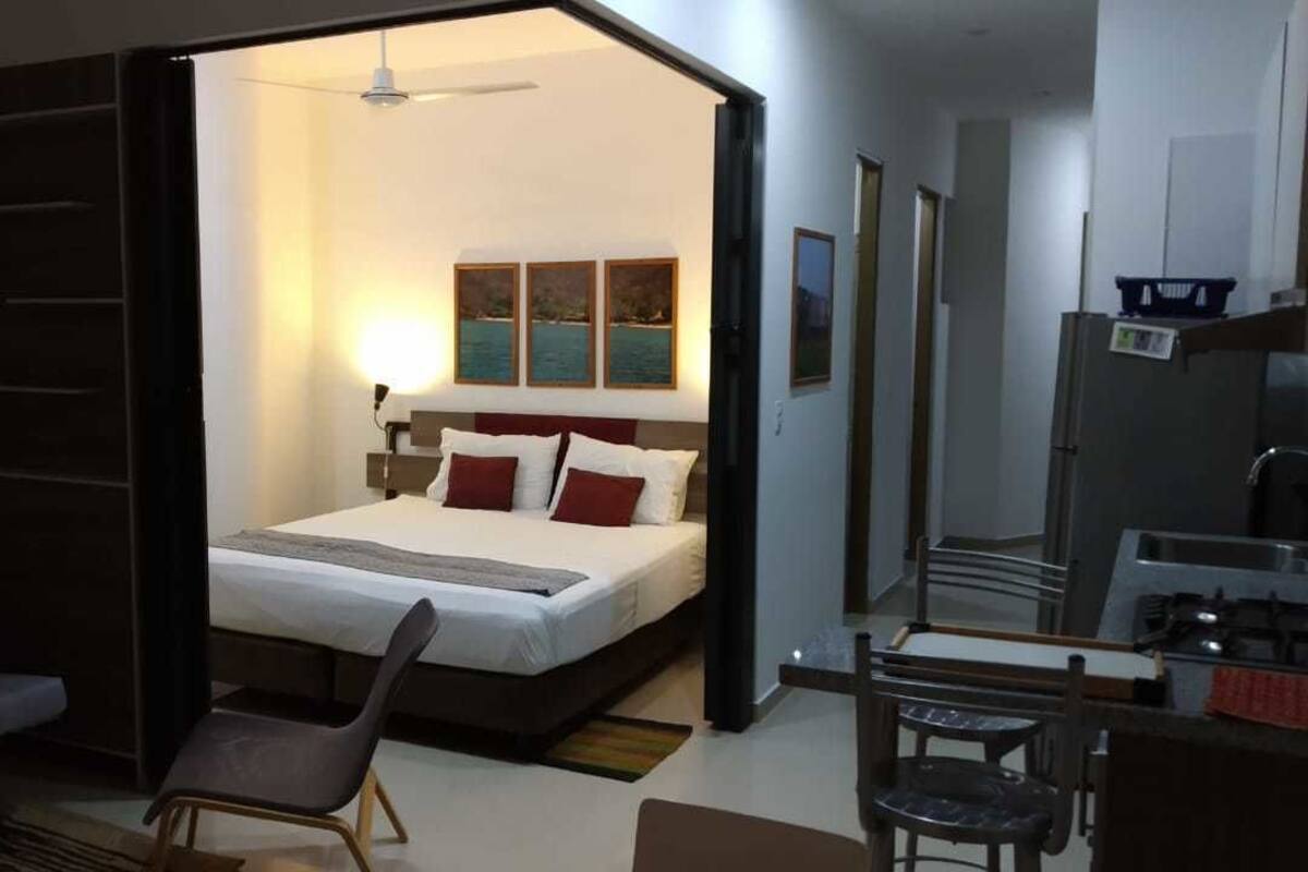 Family Apartment, 2 Bedrooms, 2 Bathrooms, Ocean View (HSW) | Escritorio, cortinas opacas, wifi gratis