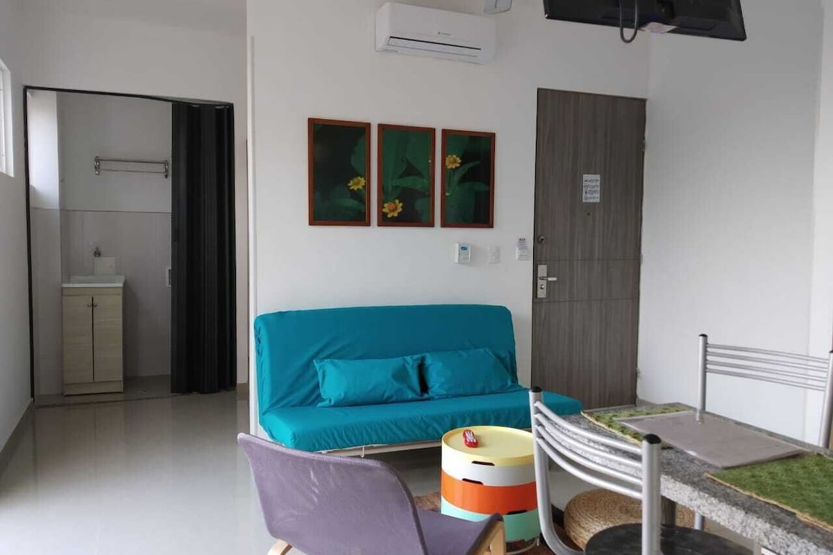 Family Apartment, 1 Bedroom, 2 Bathrooms, Ocean View (JG) | Sala de estar | Televisión LED de 40 pulgadas con canales por cable, una televisión