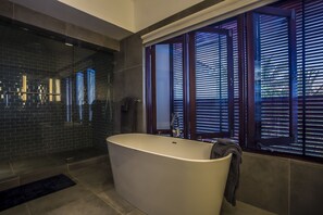 Luxury Villa, 6 Bedrooms, Ocean View | Deep-soaking bathtub - Cocosan Villa (Port Antonio)