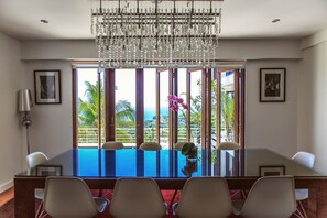 Luksusvilla, 6 soverom, havutsikt | Spiseområde på rommet