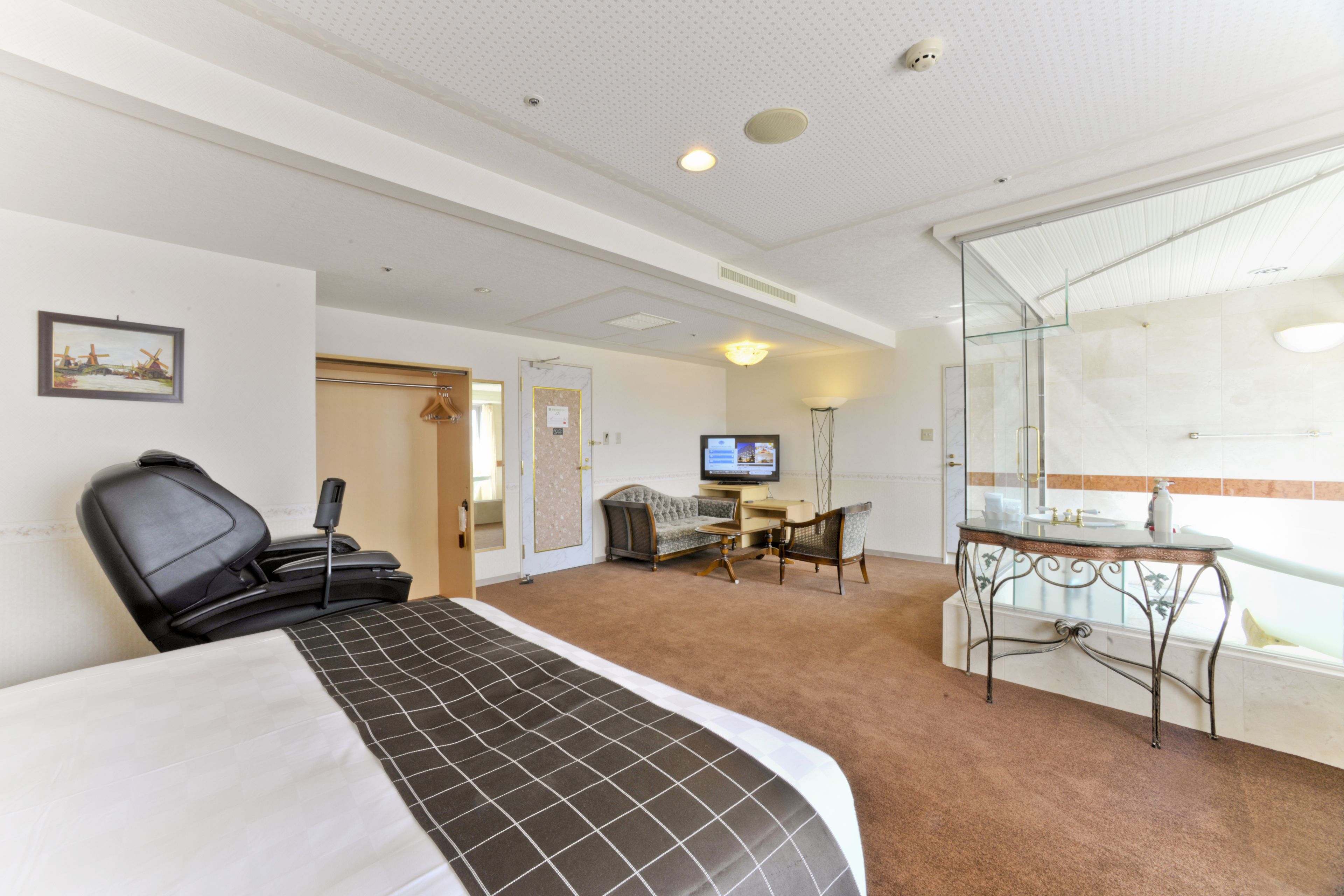 Cortinas blackout, wifi gratis y ropa de cama 