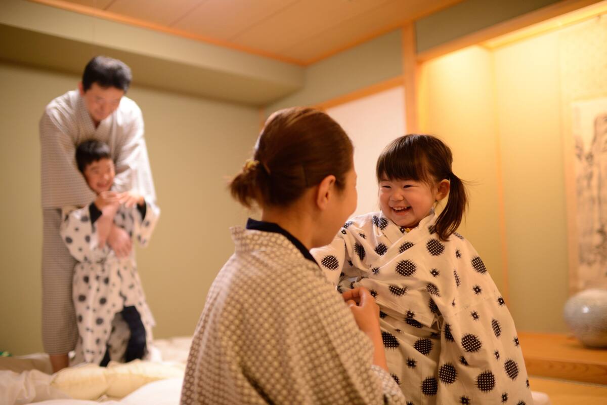 Une pièce de style japonais traditionnel, avec un sol recouvert de tatamis, une petite table en bois et un paravent en papier de riz (shoji).
