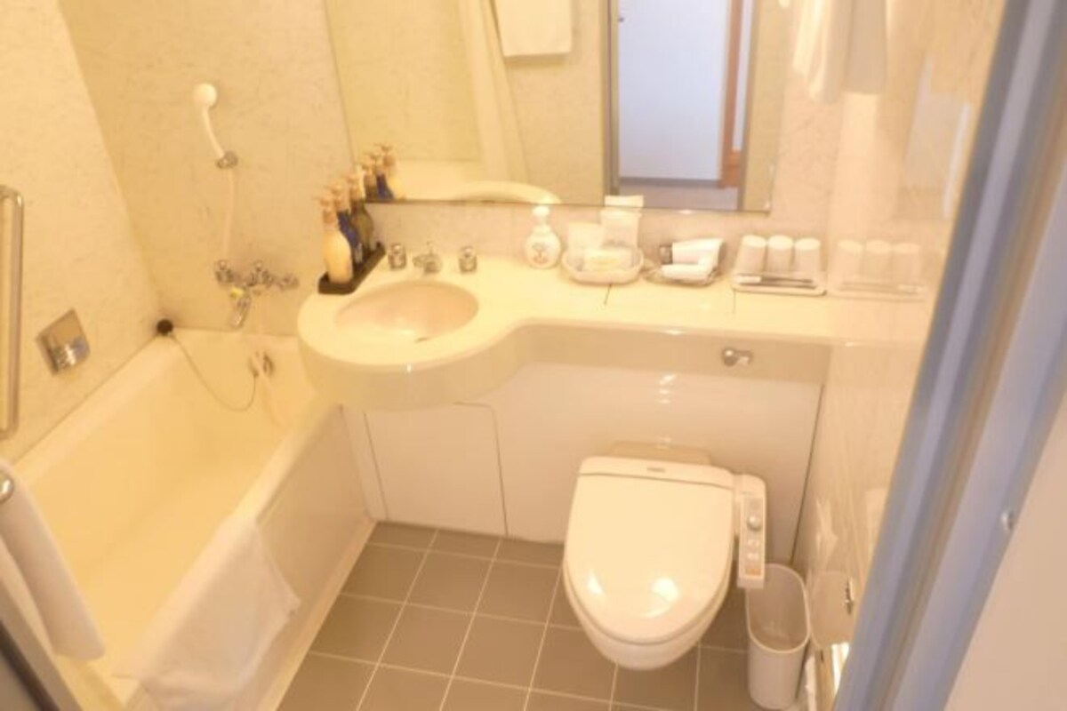 Une salle de bain avec une baignoire, un lavabo et des toilettes.