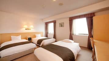 Cortinas opacas, wifi gratis, ropa de cama