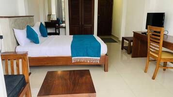 Desk, soundproofing, iron/ironing board, free WiFi