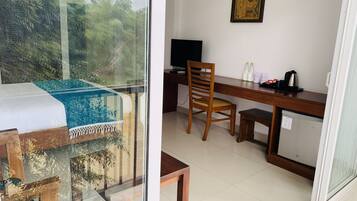 Habitación Deluxe, 1 cama Queen size, vista al río | Escritorio, insonorización, tabla de planchar con plancha y wifi gratis