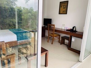 Rom – deluxe, 1 queensize-seng, elveutsikt | Skrivebord, lydisolert, strykejern/-brett og wi-fi (inkludert)