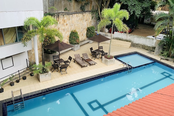 Utendørsbasseng og solsenger