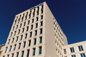 Property entrance - Motel One Freiburg (Freiburg im Breisgau)