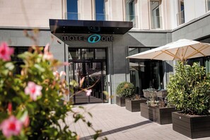 Property entrance - Motel One Freiburg (Freiburg im Breisgau)