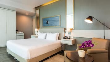 Sengetøy av topp kvalitet, minibar, safe på rommet og skrivebord