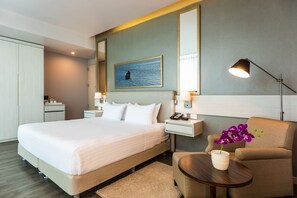 Bộ đồ giường cao cấp, minibar, két bảo mật tại phòng, bàn 