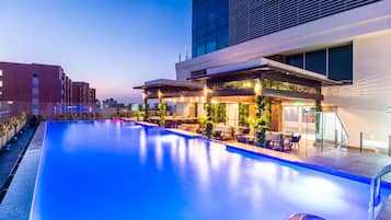 Outdoor pool, pool loungers