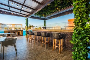 Bar en bord de piscine