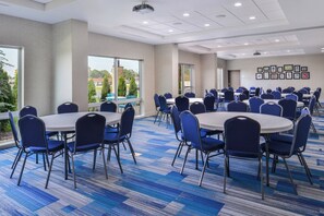 A conference room with round tables and chairs, large windows, and a carpeted floor. - Holiday Inn Express & Suites Siloam Springs by IHG (Siloam Springs)