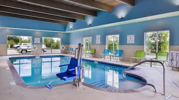 Inomhuspool med öppettider 08.00 till 22.00, och solstolar