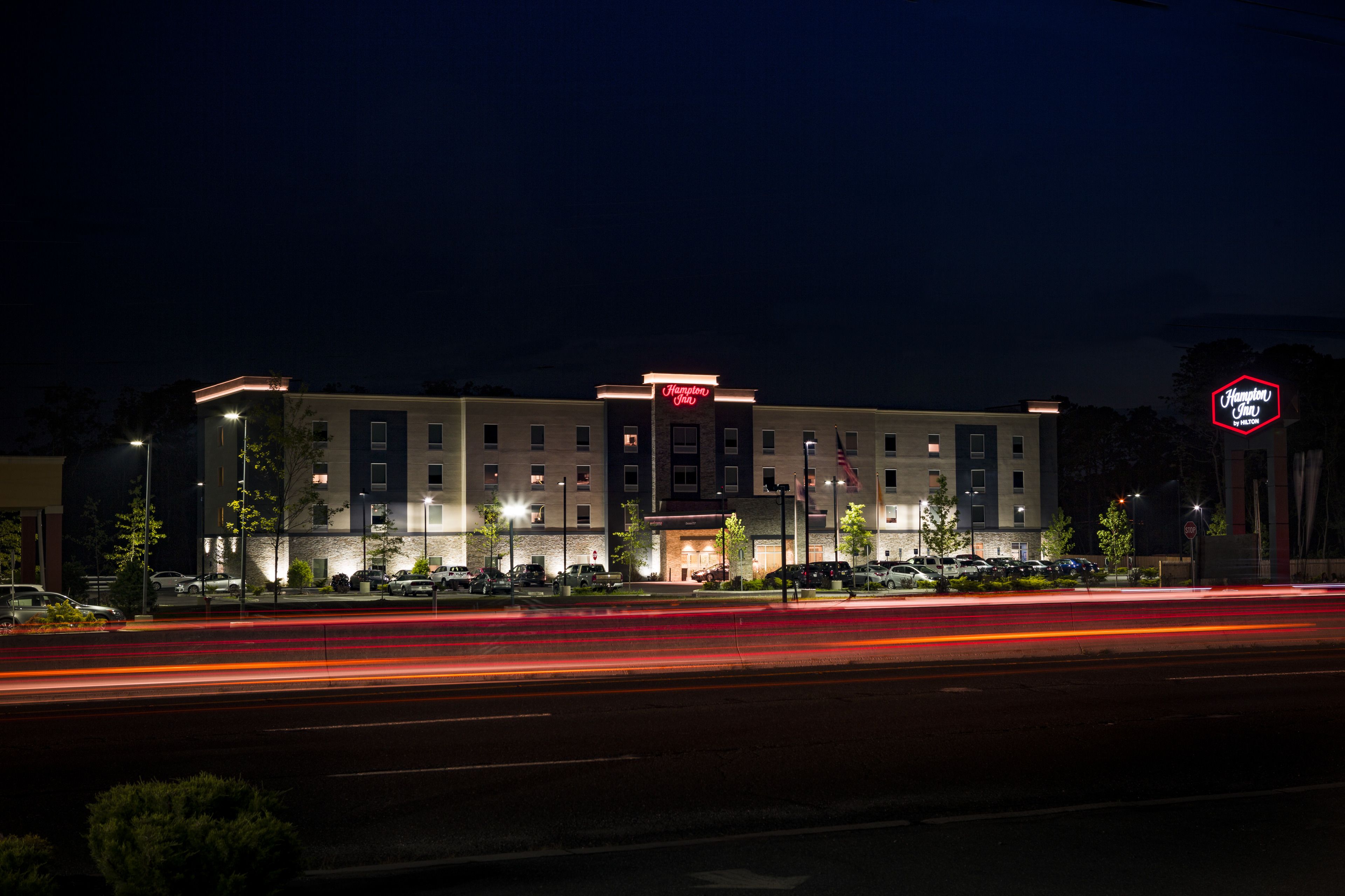 施設の正面 (日没後)