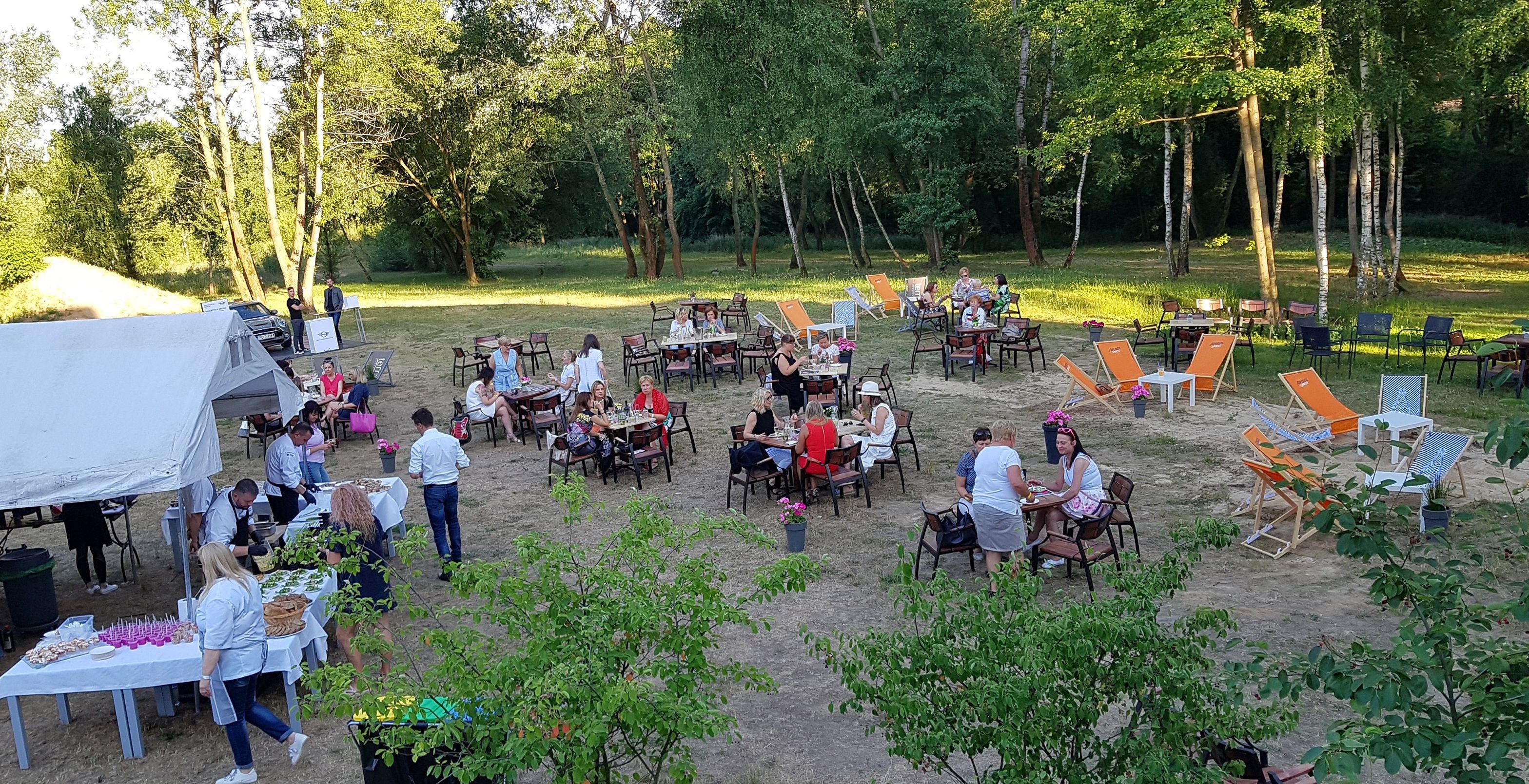 breakfast, lunch, dinner served; international cuisine