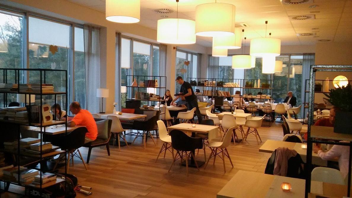 breakfast, lunch, dinner served; international cuisine