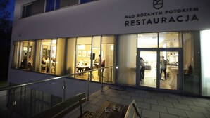 Een gebouw met een bord waarop staat: Nad Rozaným Potokiem Restauracja.