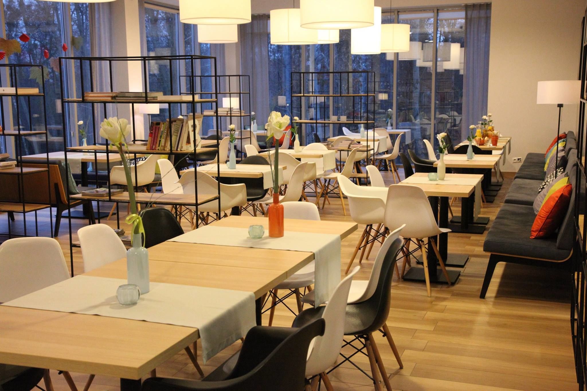 breakfast, lunch, dinner served; international cuisine